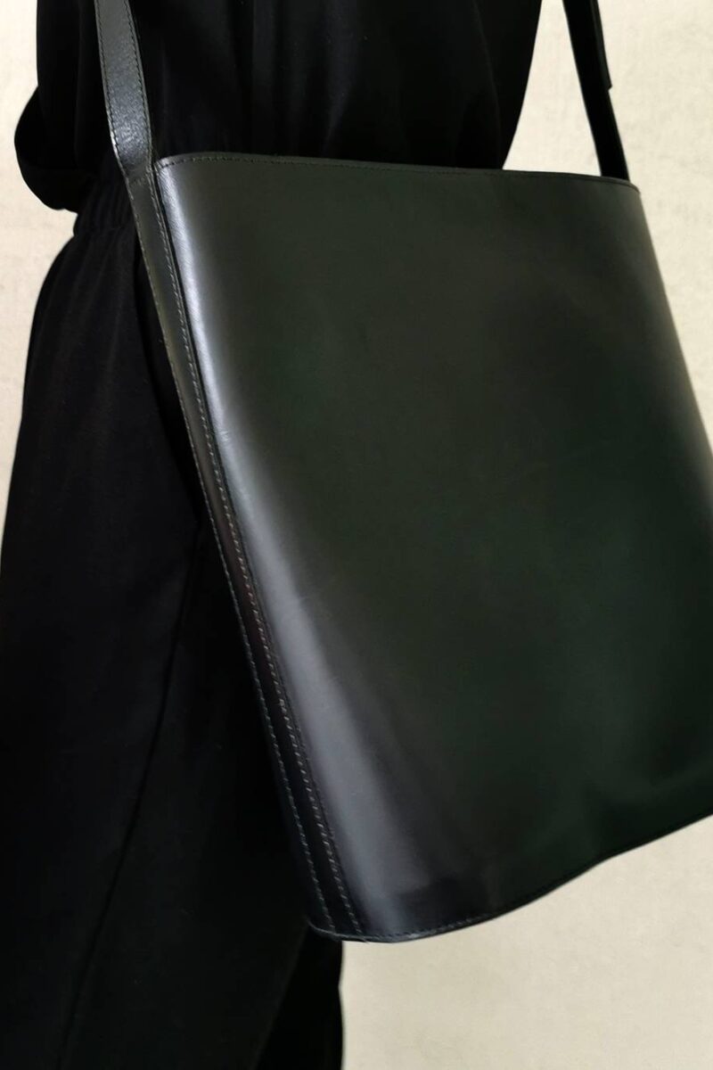 124 Shoulder bag calfskin leather in black | CLASH BAGS