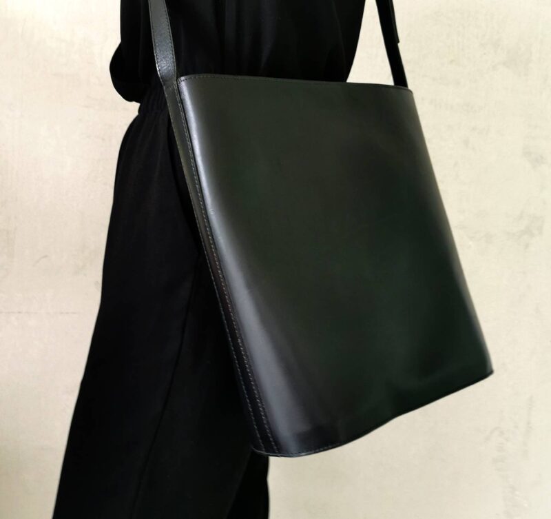 124 Shoulder bag calfskin leather in black | CLASH BAGS