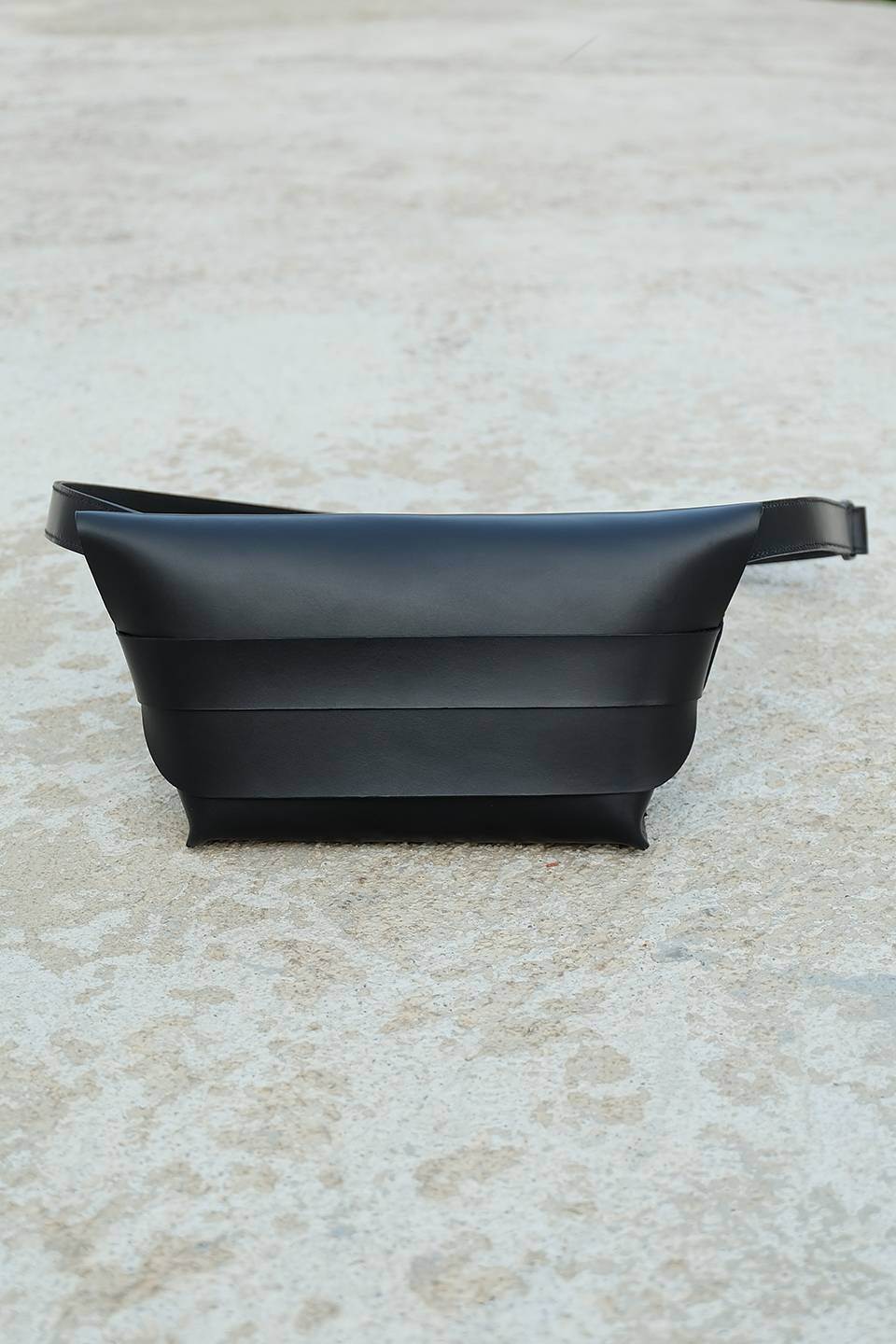 136-belt-bag-vegetable-tanned-calfskin-leather-black-small⎮CLASH BAGS